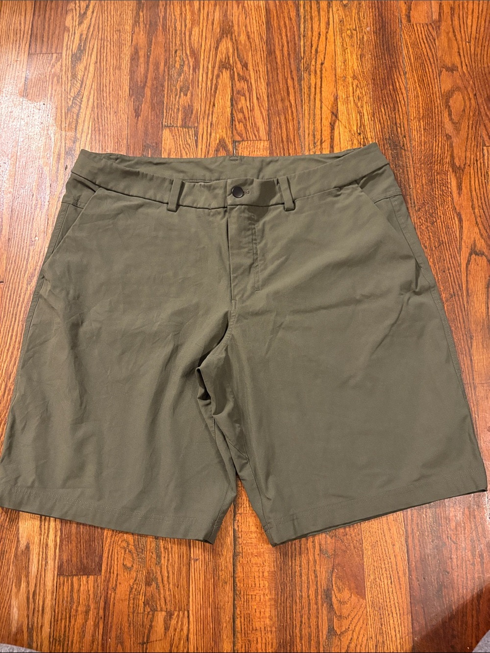 🎉Lululemon athletica Men's Olive Performance Flat-Front Shorts